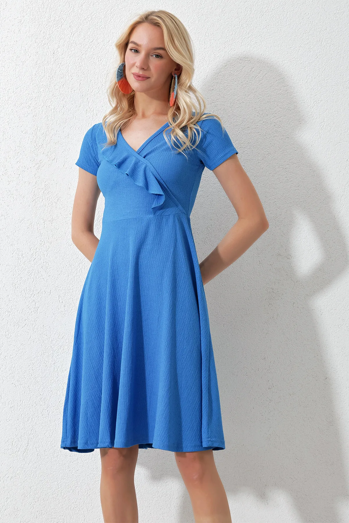 Trend Alaçatı Stili  Blaues Midiboy-Strickkleid mit V-Ausschnitt und Rüschenkragen für Damen ALC-X11774