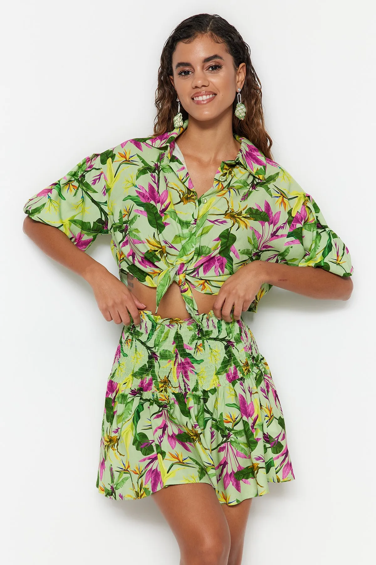 Trendyol Collection  Gewebtes Hemdrock-Set mit Blumenmuster und Bindeband TBESS23AU00057