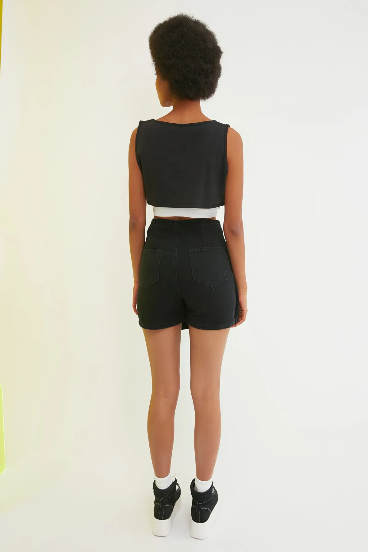 Trendyol Collection  Schwarze asymmetrische Jeansshorts und Bermuda