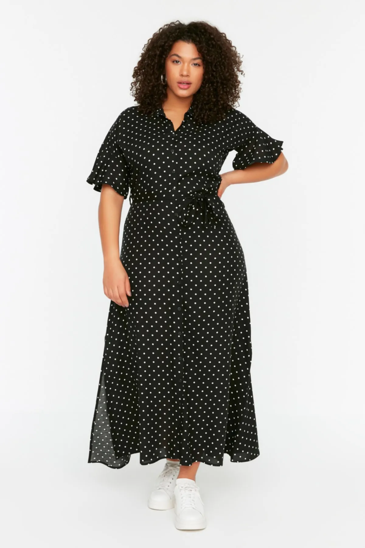 Trendyol Curve  Schwarzes gewebtes Kleid mit Polka Dot-Gürtel TBBSS22EL1596