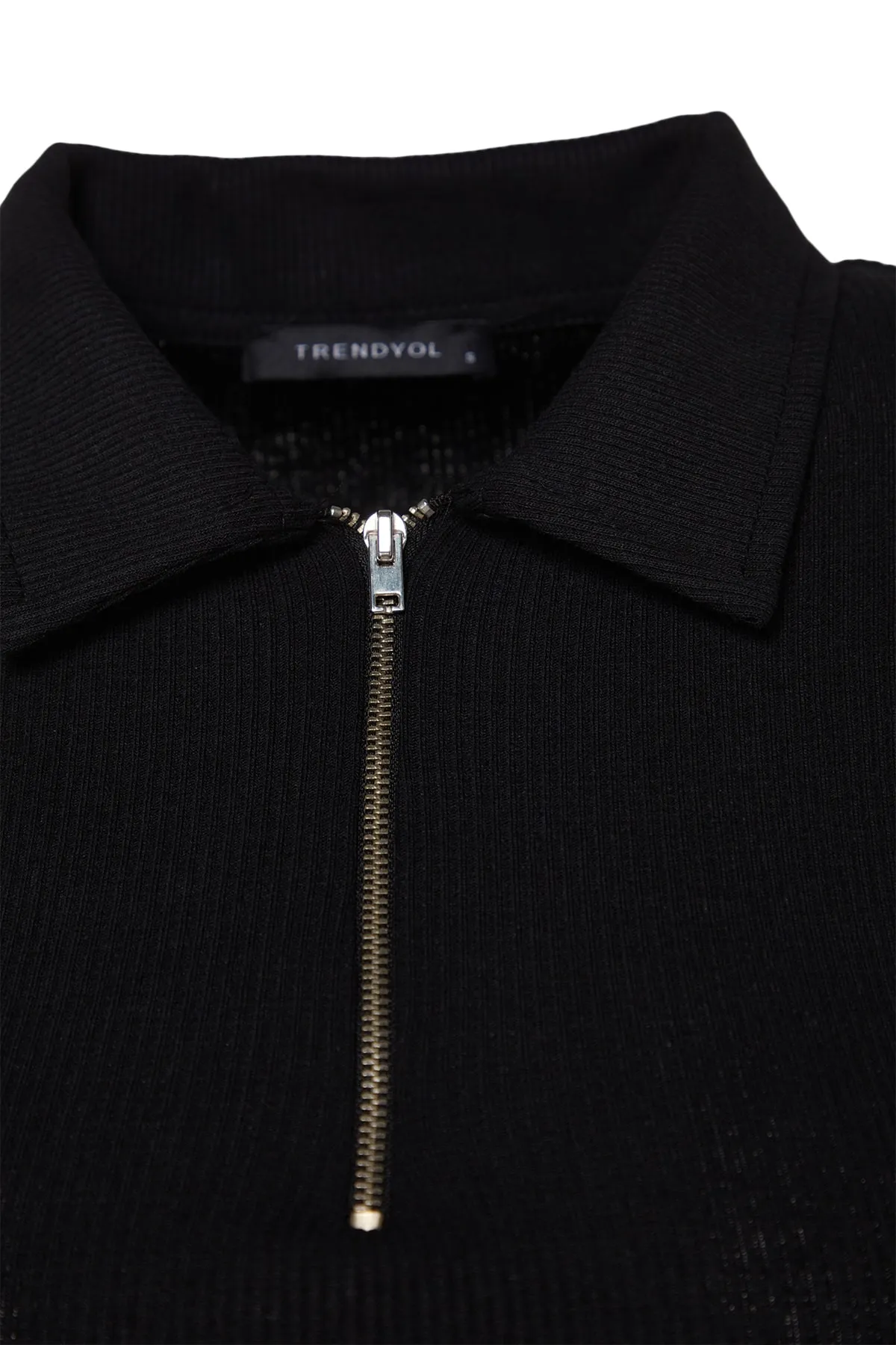 Trendyol Collection  Schwarze, eng anliegende, gerippte, dehnbare Strickbluse mit Reißverschluss und Polokragen TWOSS23BZ00496