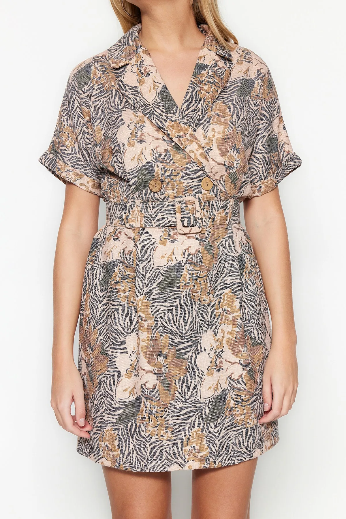Trendyol Collection  Mehrfarbiges, gewebtes Kleid mit Mini-Animal-Muster-Jacke und Gürtel TWOSS20EL0425
