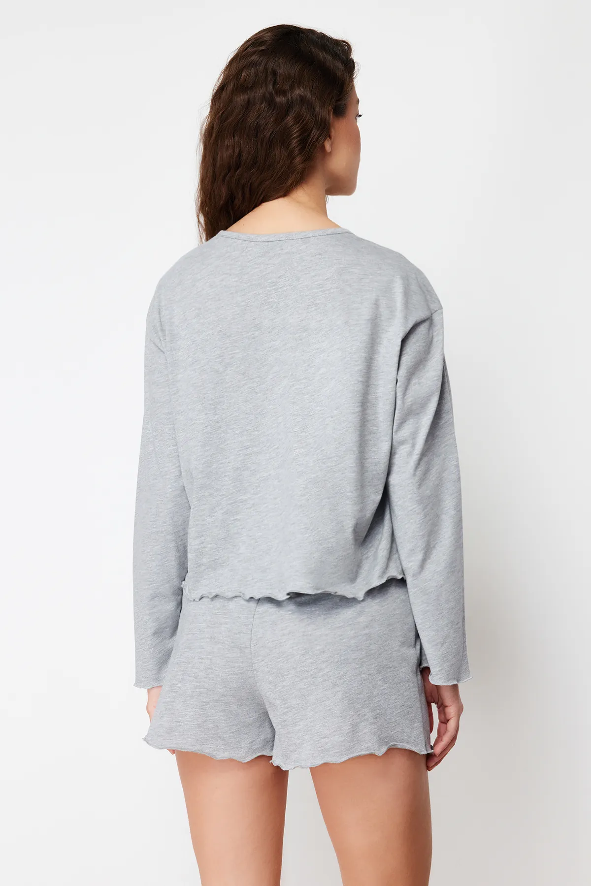 Trendyol Collection  Grau meliertes Strick-Pyjama-Set aus 100 % Baumwolle mit T-Shirt und Shorts THMSS24PT00107
