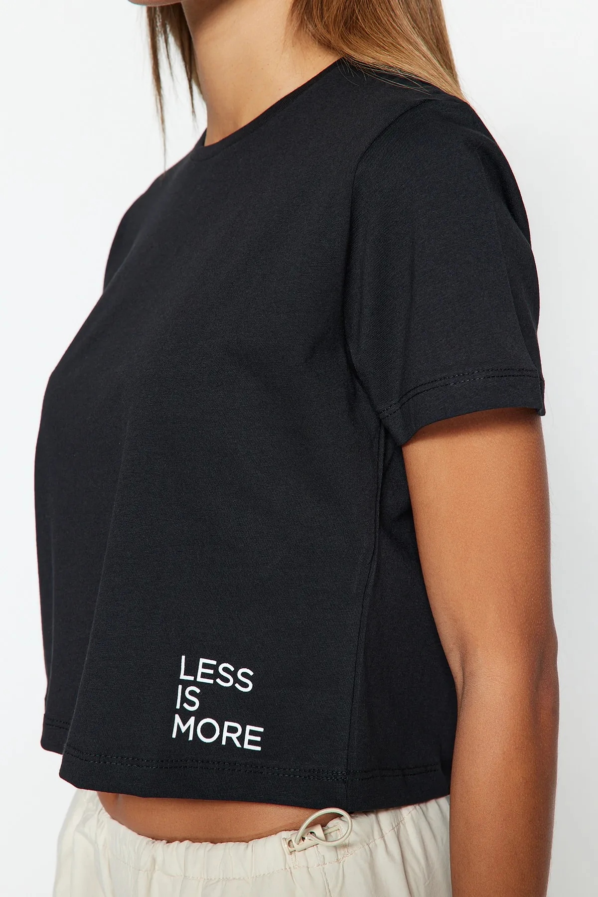 Trendyol Collection  Schwarzes, kurzes Strick-T-Shirt mit Rundhalsausschnitt und Slogan-Print aus 100 % Baumwolle TWOSS23TS00125