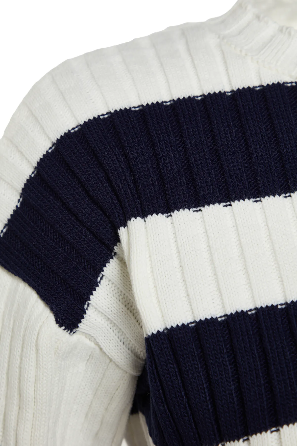 Trendyol Collection  Ecrufarbener, kurzer Strickpullover mit weiter Passform TWOAW24KZ00905