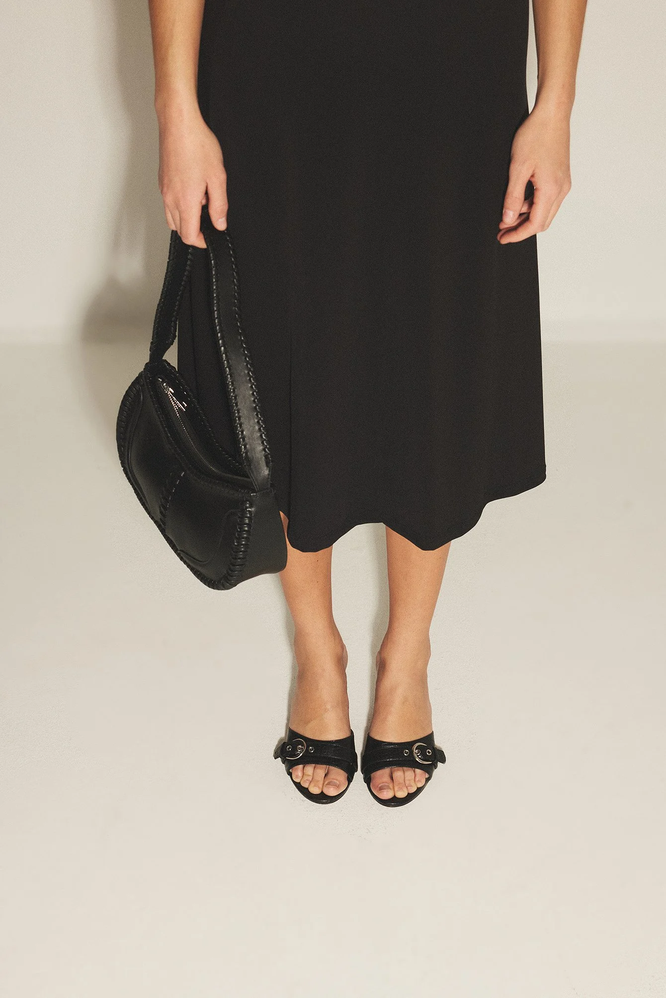 Mules mit abgerundeter Spitze und Schnallendetails