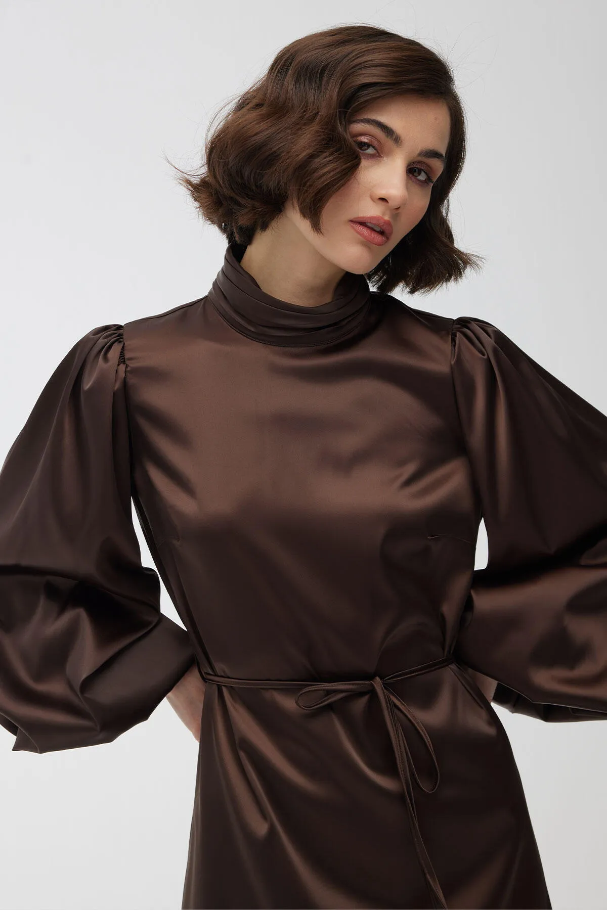 Manuka  Abendkleid aus Satin mit Ballonärmeln in Braun