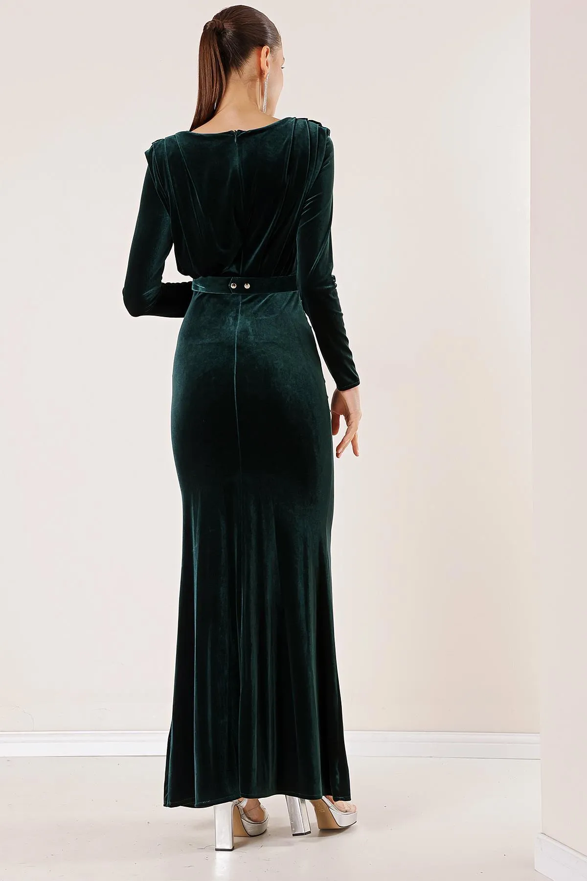 By Saygı  Langes Samtkleid mit plissierter Vorderseite und Gürtel