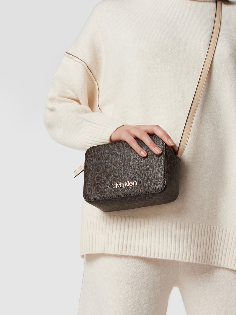 Camera Bag mit Logo-Muster in dunkelbraun