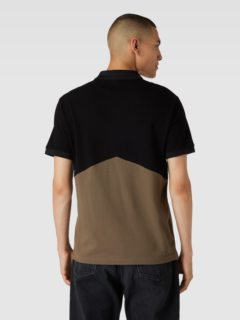 Poloshirt mit Label-Detail in schwarz