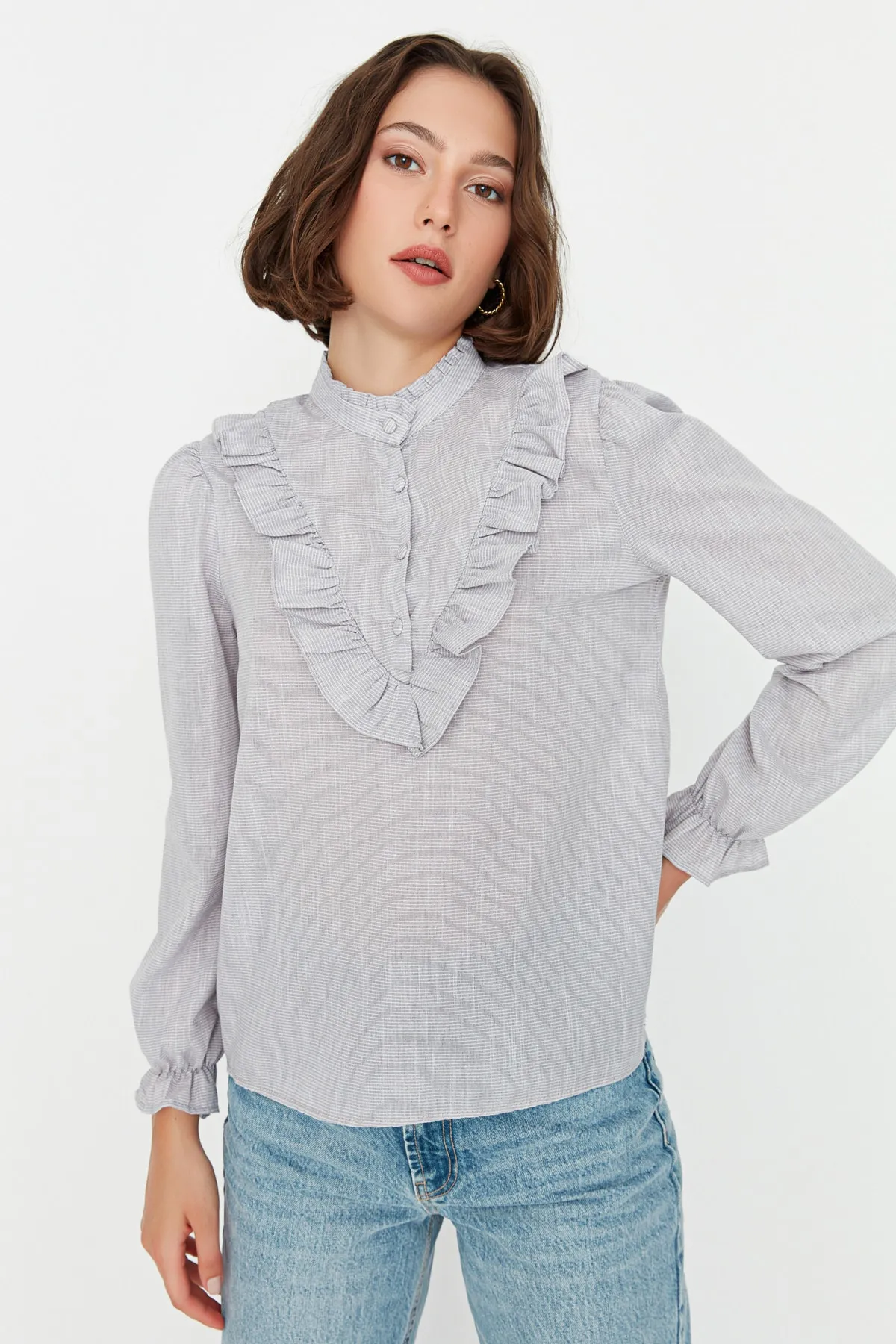Trendyol Collection  Graue, gerüschte Webbluse TWOSS21BZ0325
