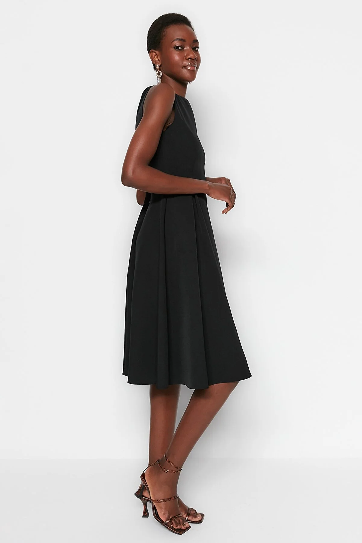 Trendyol Collection  Schwarzes Midi-Plissee-Webkleid mit Taille TWOSS20EL0980
