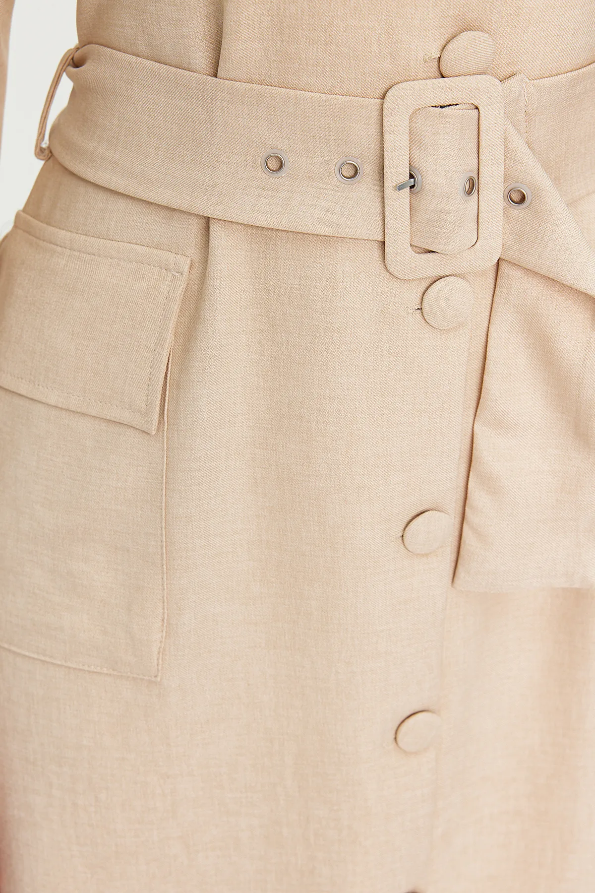 Trendyol Modest  Steinfarbenes, gewebtes Hemdkleid in Leinenoptik mit Gürtel TCTSS24EB00017