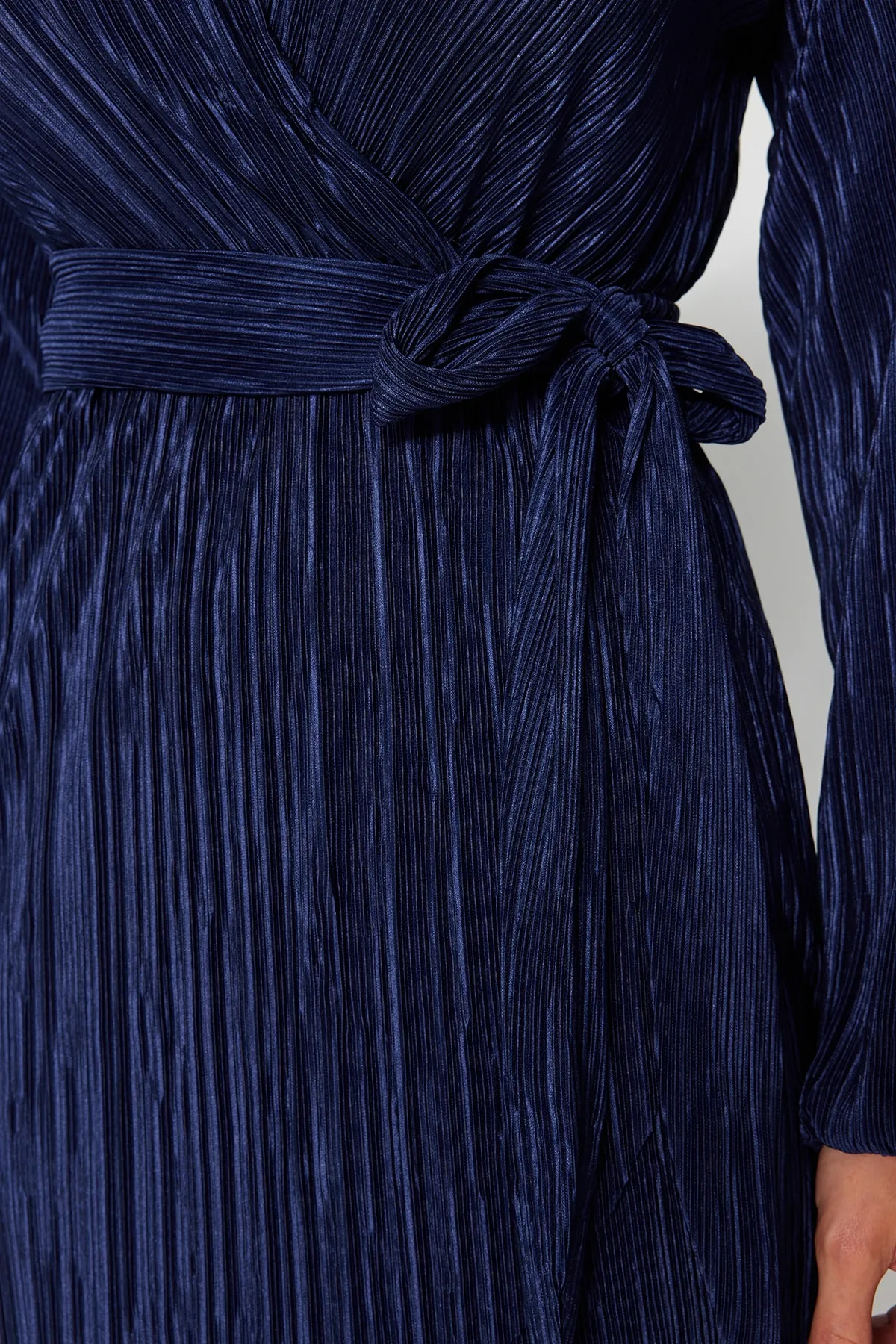 Trendyol Collection  Marineblaues elegantes Abendkleid mit Taillengürtel/Skater-Strick, gefüttert und plissiert TPRAW24EL00108