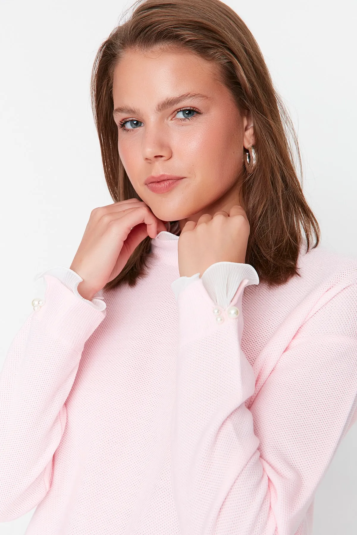 Trendyol Modest  Strickpullover mit rosa Ärmeln und Perlendetails TCTAW23AK00027