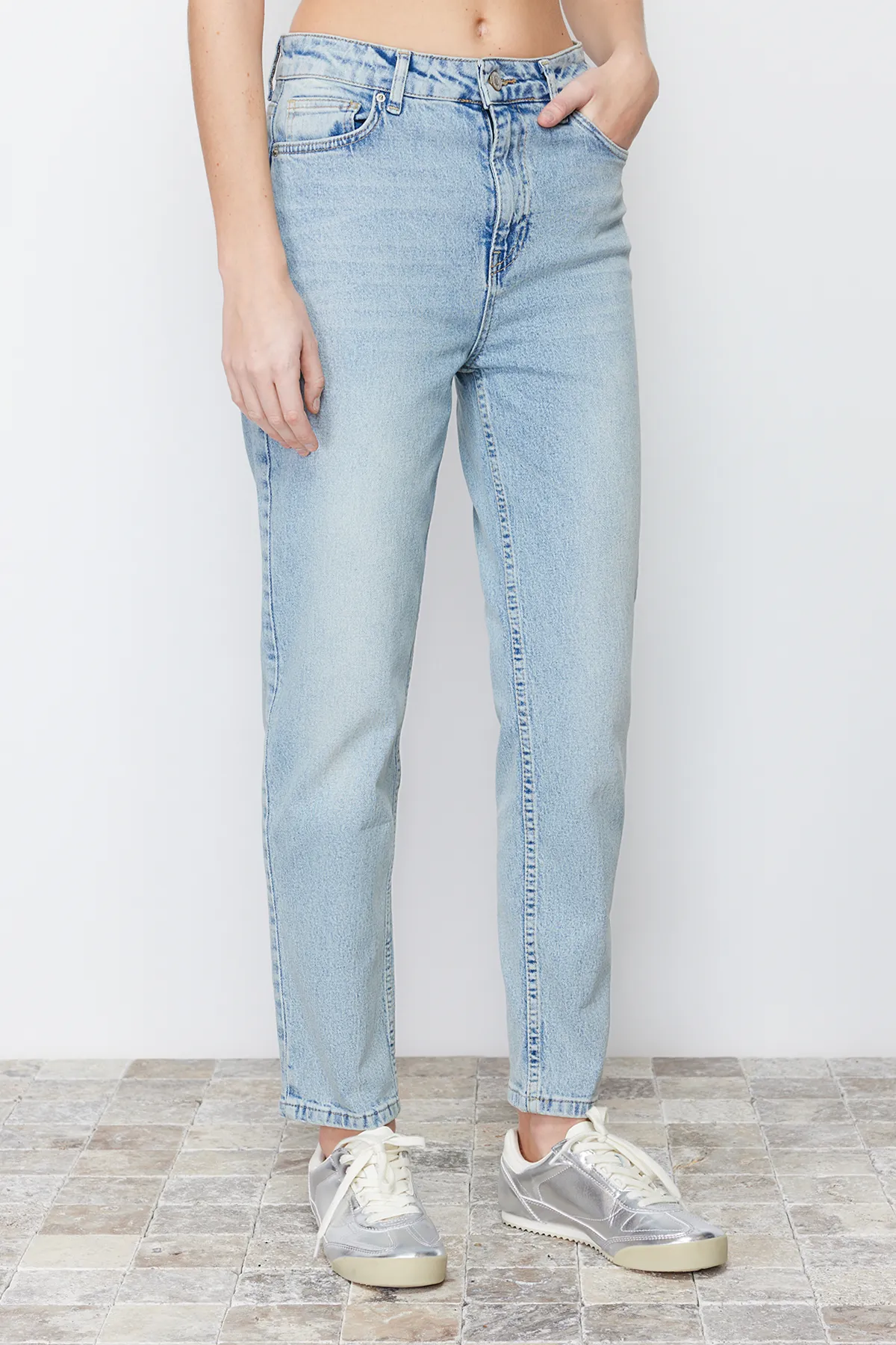 Trendyol Collection  Hellblaue Slim Mom-Jeans mit hoher Taille TWOSS24JE00039