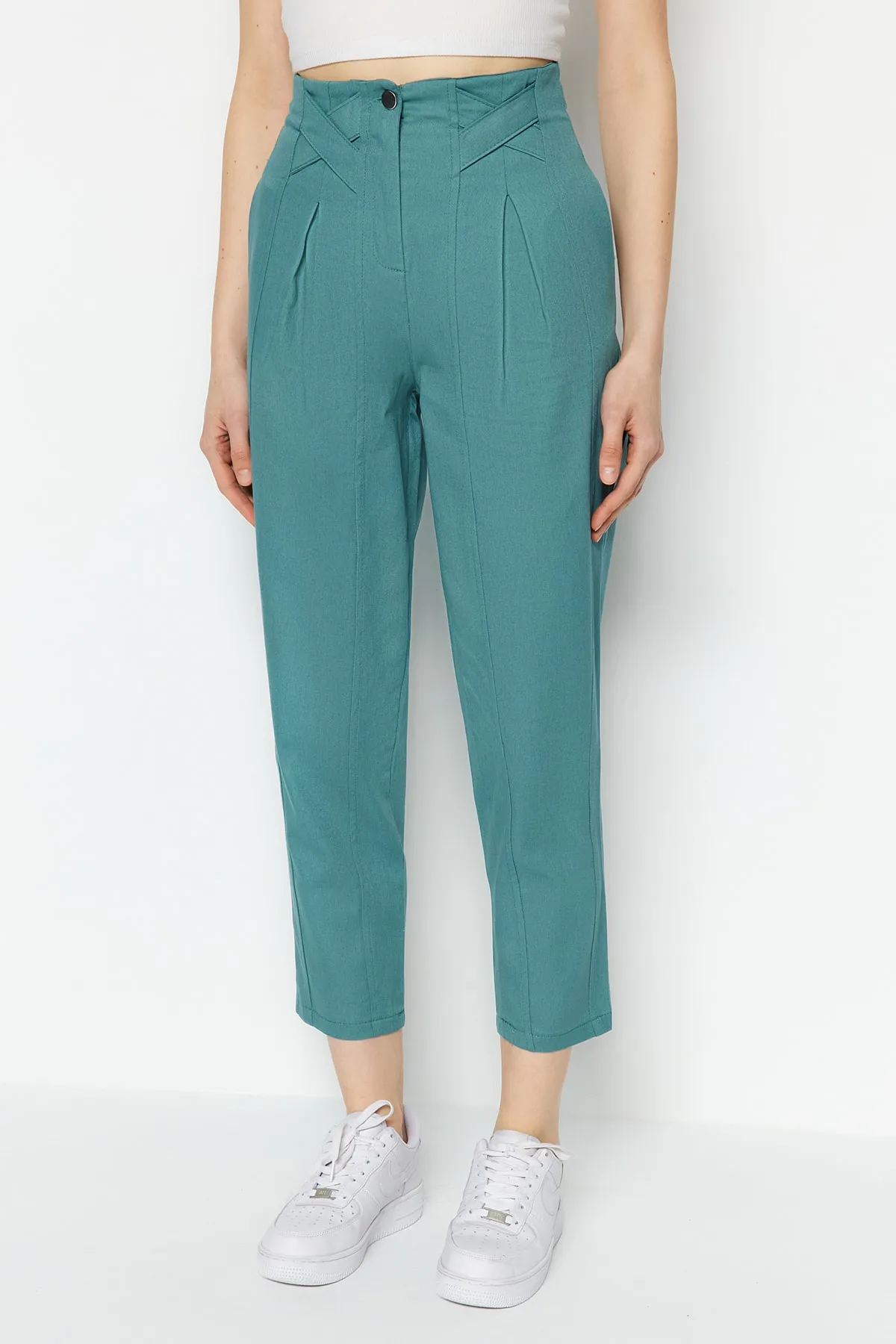 Trendyol Collection  Petrolfarbene, gewebte Hose aus Baumwolle mit Karottenmuster und detaillierten Streifen TWOAW22PL0342
