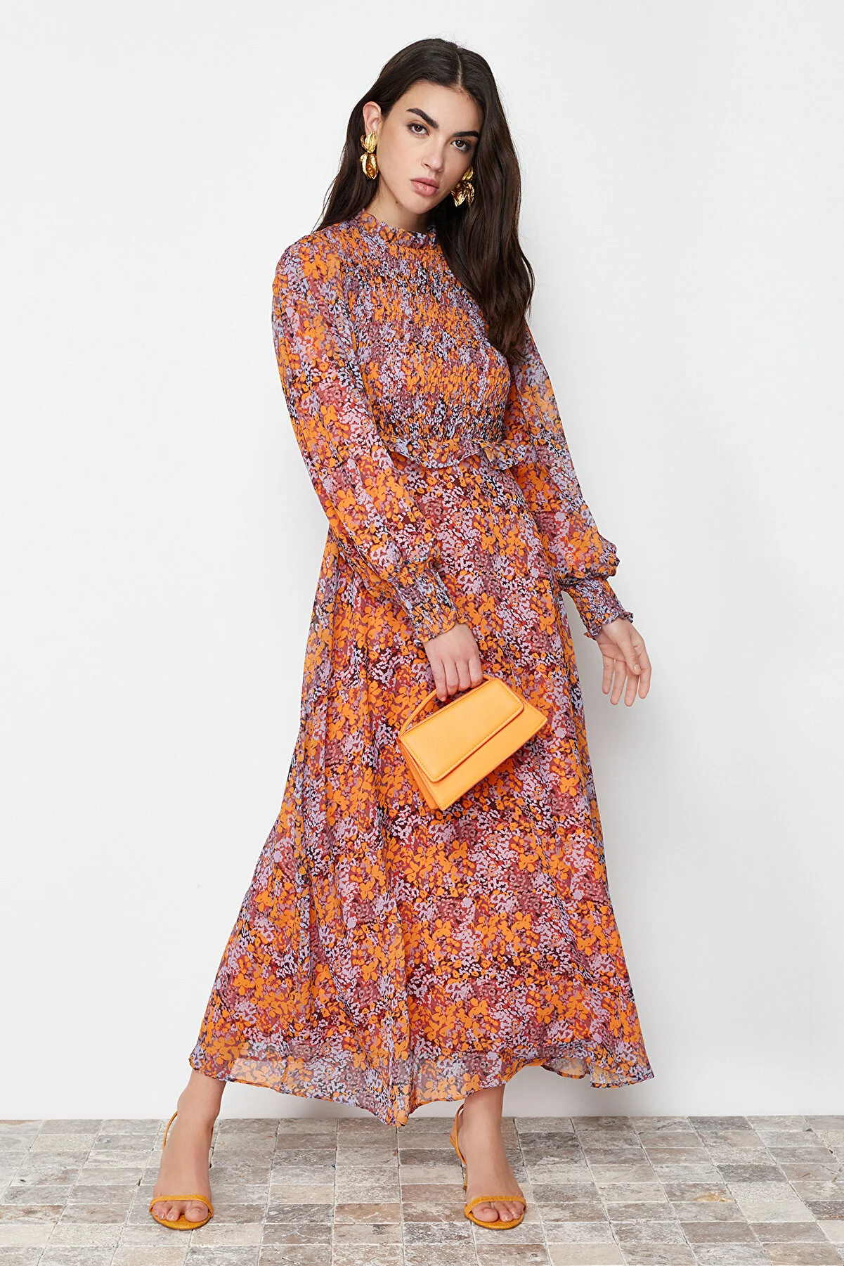 Trendyol Modest  Gefüttertes, florales, gewebtes Kleid mit Rüschen an der Taille TCTSS24EB00068
