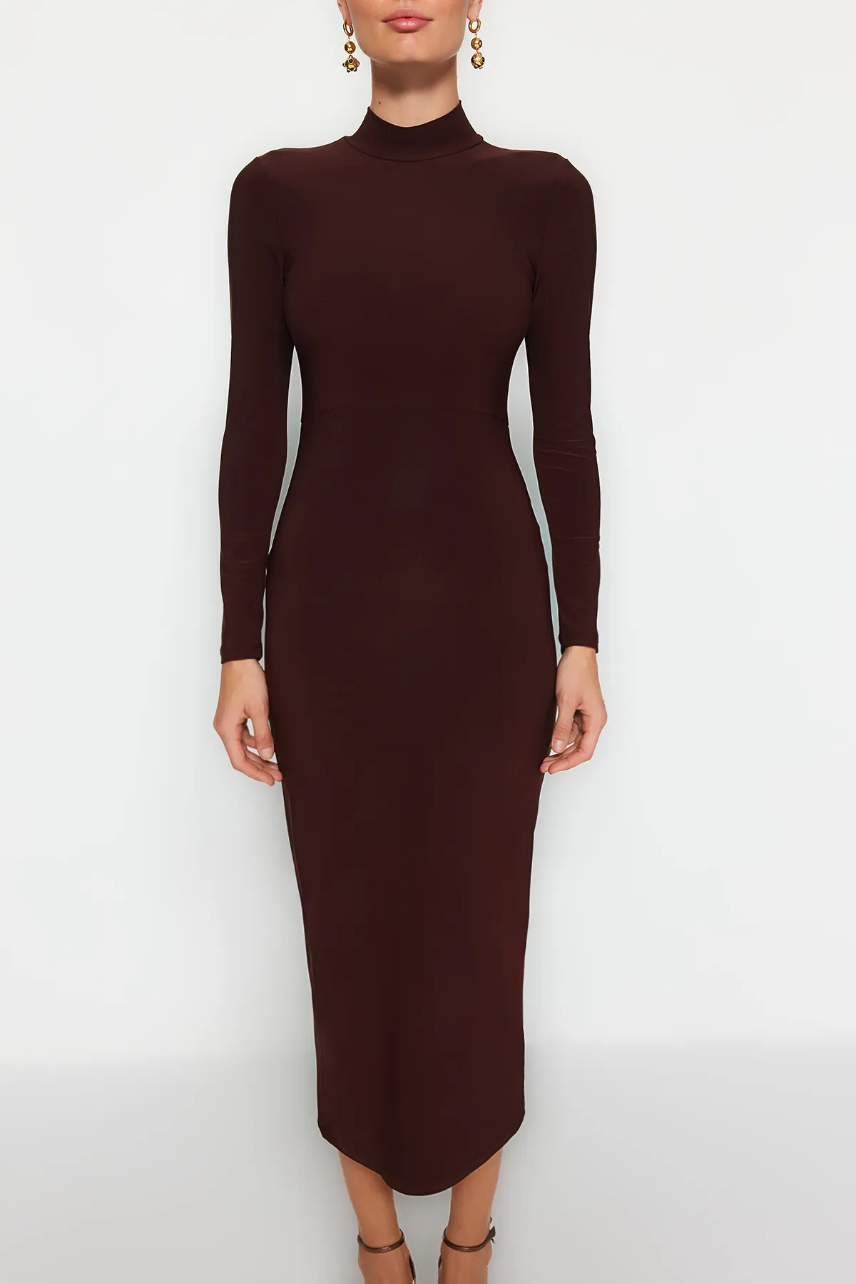 Trendyol Collection  Braunes, tailliertes/tailliertes Maxi-Bleistiftkleid aus flexiblem Strick mit Stehkragen TWOAW24EL00614