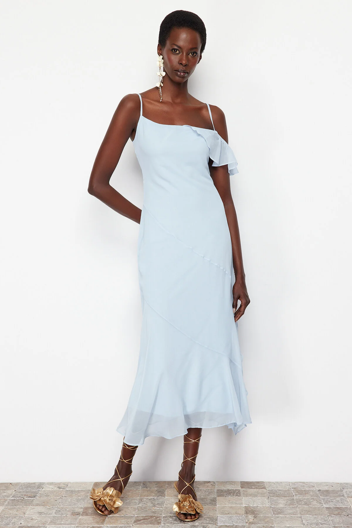 Trendyol Collection  Stilvolles Abendkleid aus hellblauem Chiffon mit Volants TPRSS24EL00076