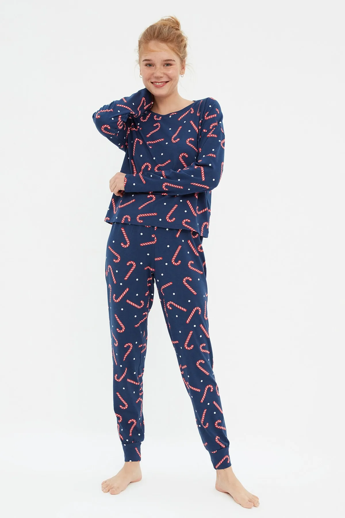 Trendyol Collection  Marineblaues T-Shirt-Jogger-Strick-Pyjama-Set aus 100 % Baumwolle mit Neujahrsmotiv THMAW21PT0771