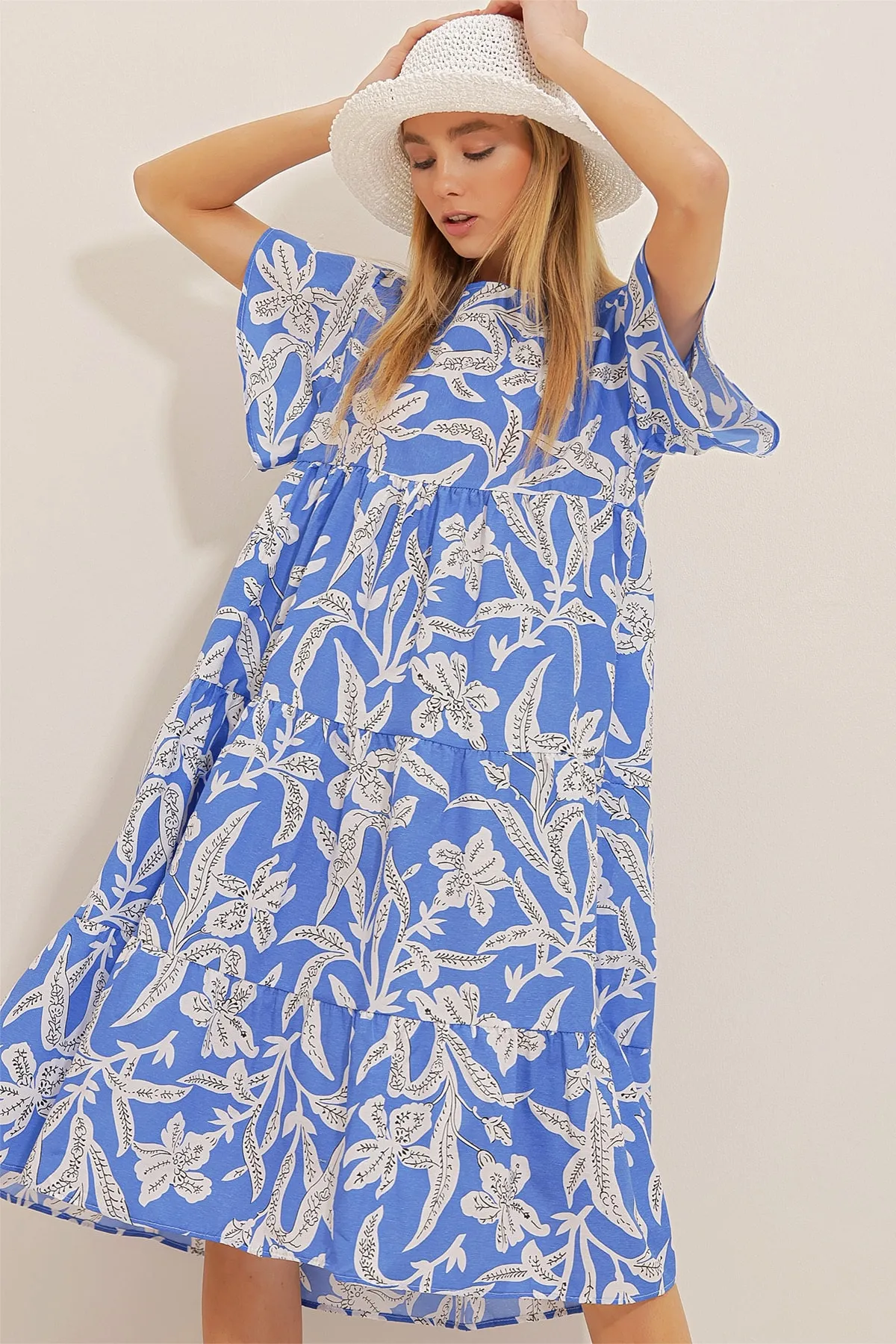 Trend Alaçatı Stili  Damen-Popelinekleid mit Rundhalsausschnitt und Volant von Saks in Blau mit Blumenmuster ALC-X10241