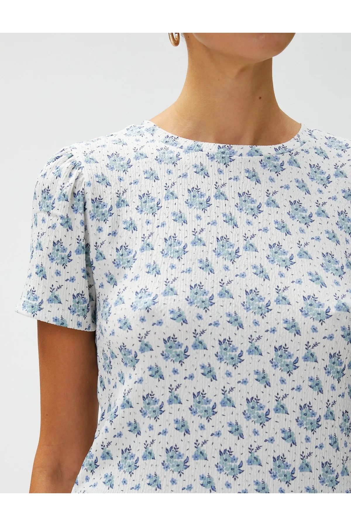 Koton  Geblümtes T-Shirt mit kurzen Ärmeln und Rundhalsausschnitt