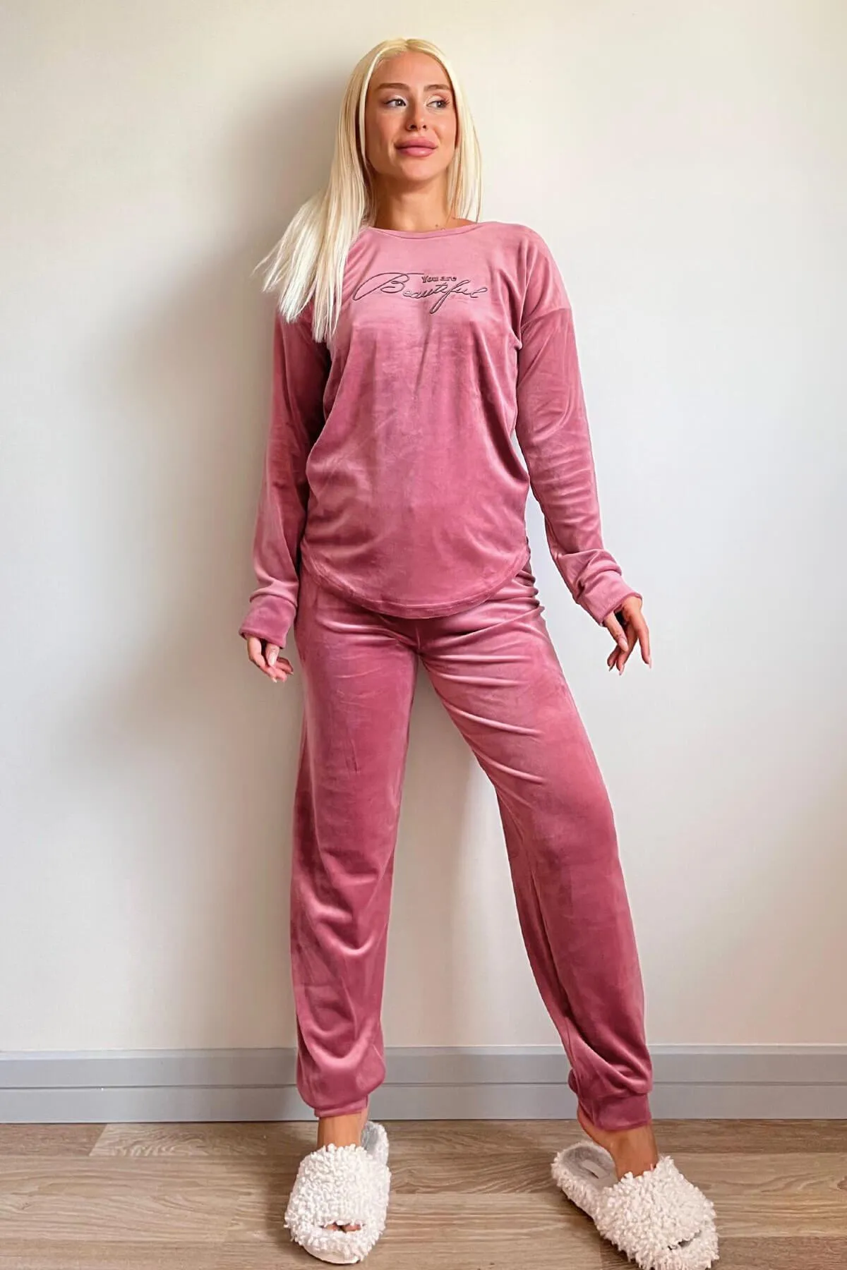 Pijamaevi  Rosafarbenes, wunderschön gemustertes, exklusives Samt-Pyjama-Set für Damen