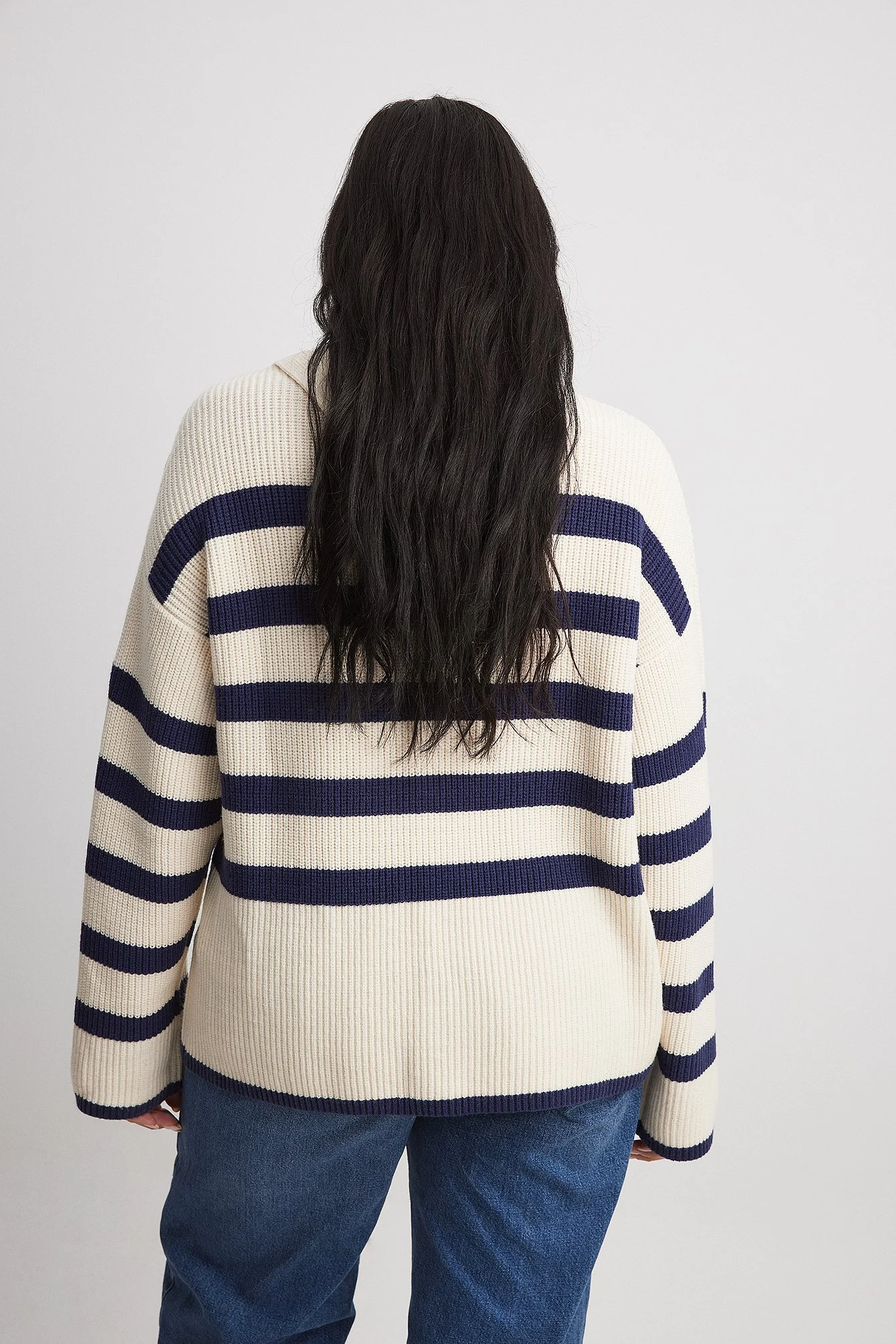 Gestreifter Rollkragenpullover aus Strick