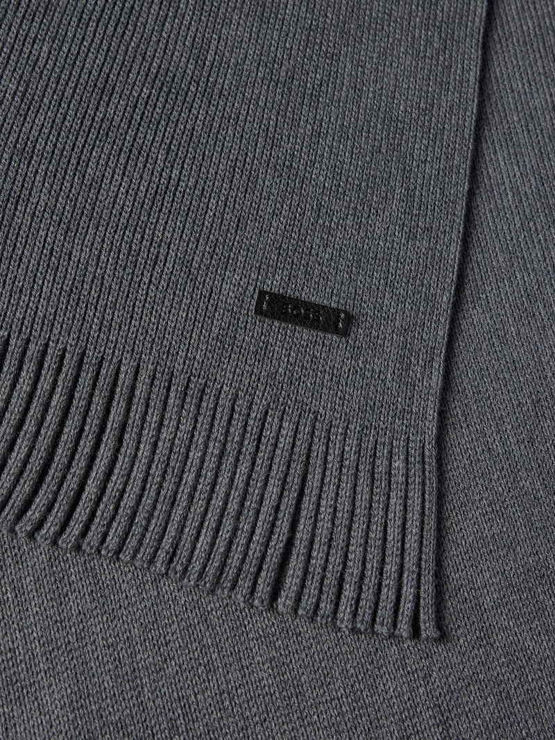 Strickschal mit Fransen Modell 'Albas' in mittelgrau