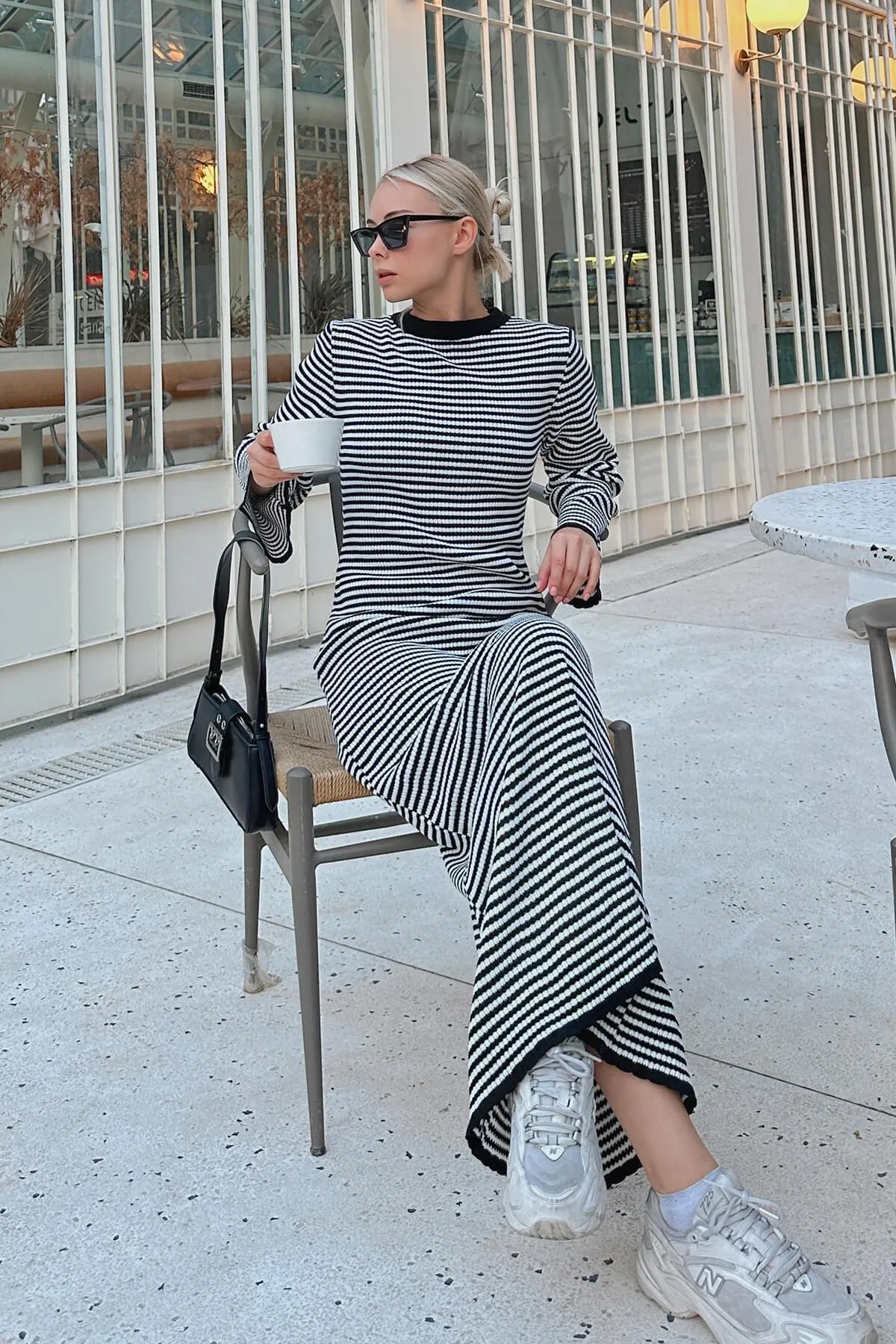 Swist  Schwarzes Algo-Midi-Strickkleid mit Streifen und Rundhalsausschnitt und spanischen Ärmeln für Damen