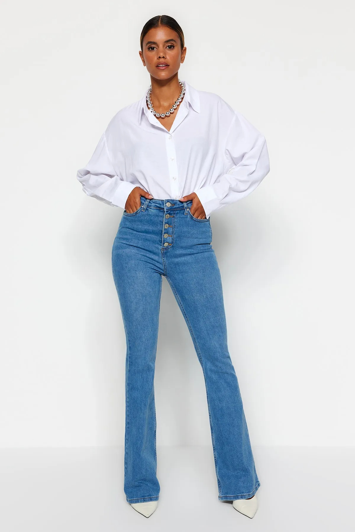 Trendyol Collection  Hellblaue Schlagjeans mit Knopfleiste und hoher Taille TWOSS20JE0111