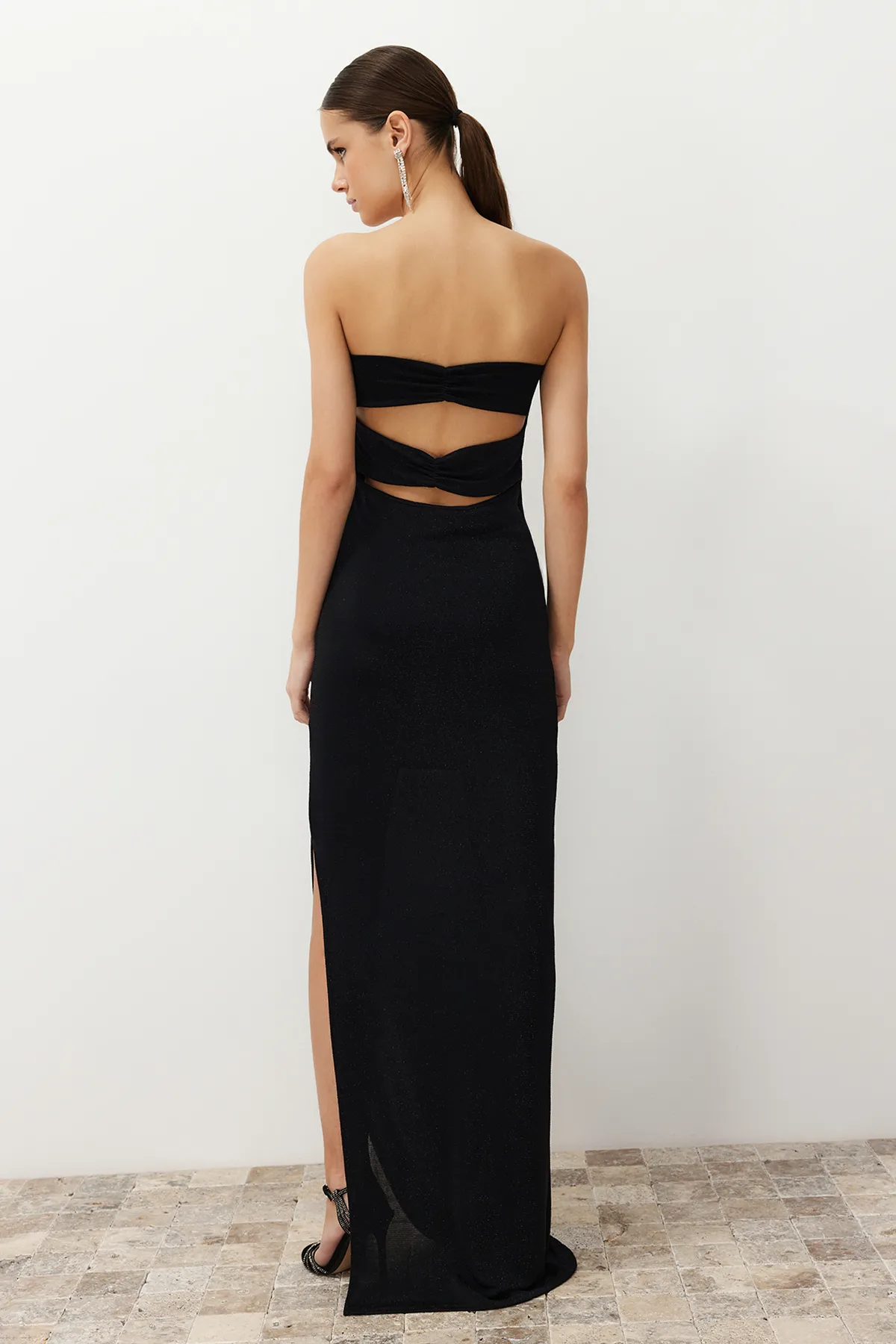 Trendyol Collection  Schwarzes, figurbetontes, gefüttertes, langes Abendkleid mit Glitzer TPRSS24AE00114