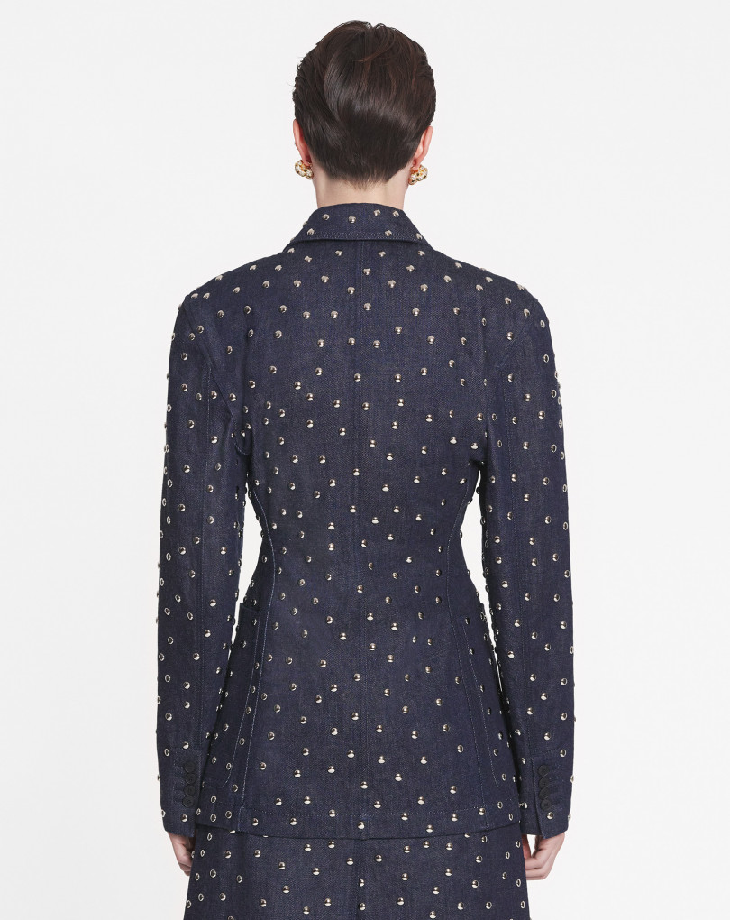 VESTE EN DENIM CEINTRÉE À CLOUS