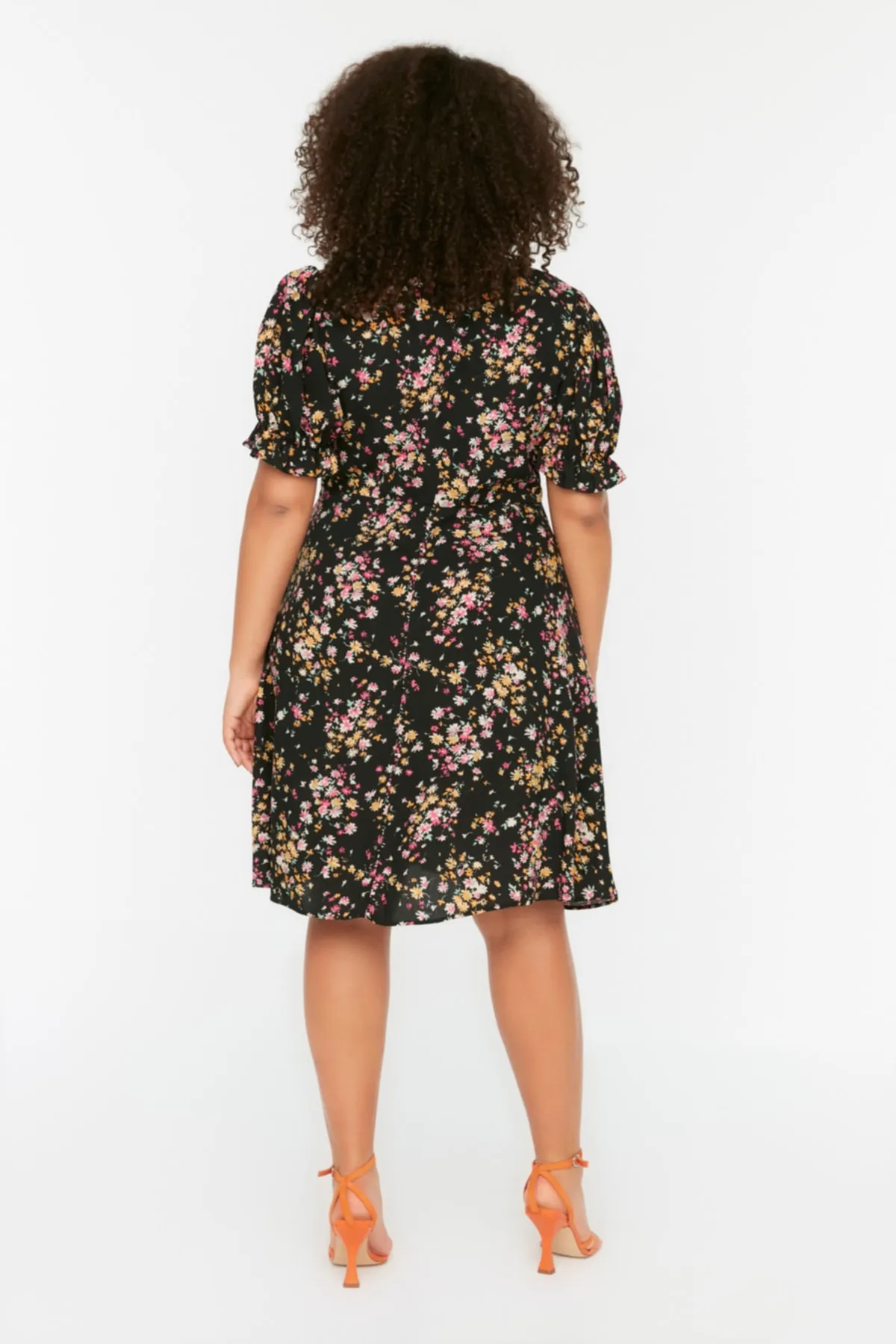 Trendyol Curve  Mehrfarbig gemustertes gewebtes Kleid mit V-Ausschnitt TBBSS22AH0078