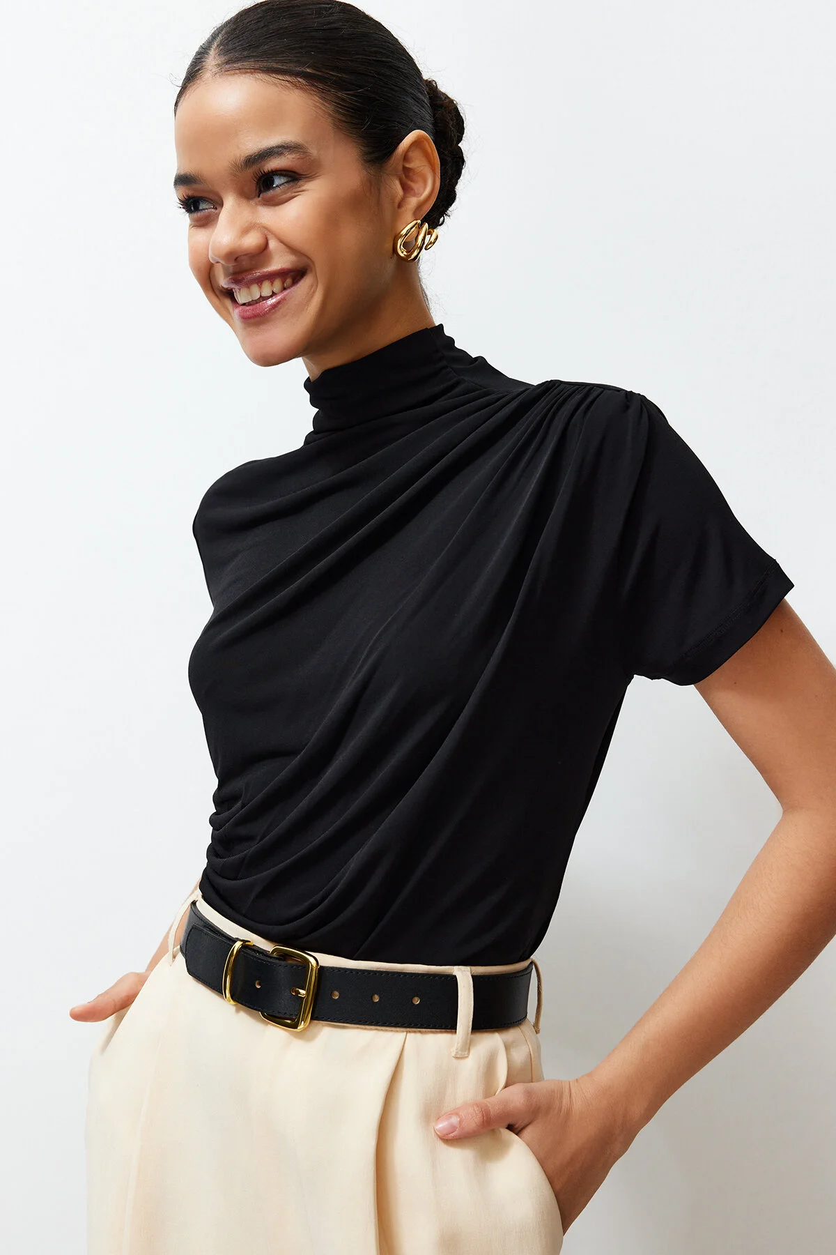 Trendyol Collection  Schwarze, taillierte/taillierte Kurzarm-Stretch-Strickbluse mit Stehkragen und Raffung TWOSS24BZ00426