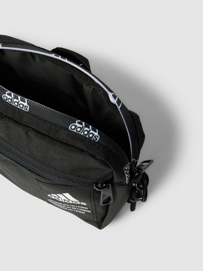 Umhängetasche mit Label-Details Modell '4ATHLTS ORG' in schwarz