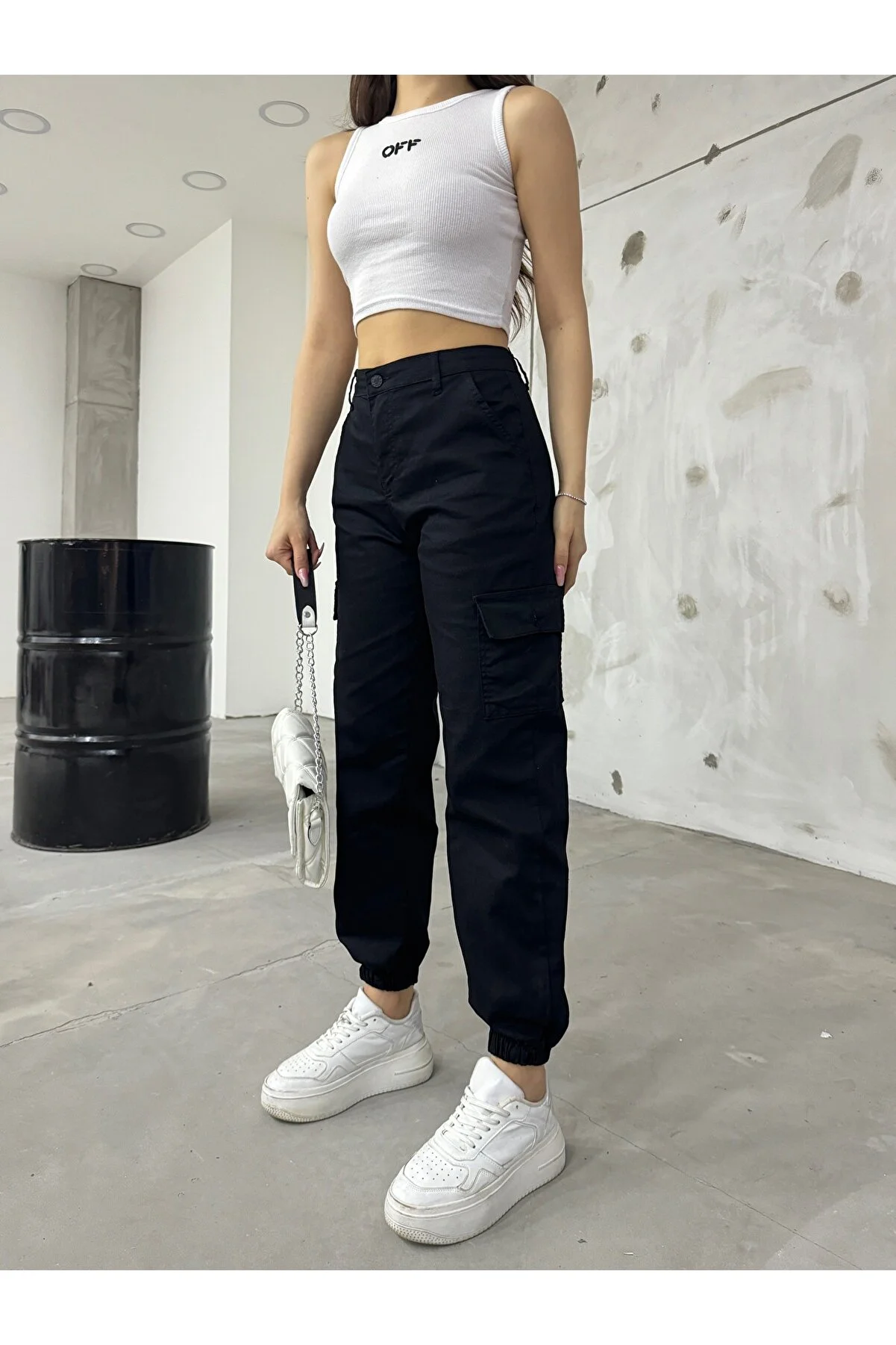 BİKELİFE  Schwarze Hose aus Gabardine-Stoff mit Cargotaschen