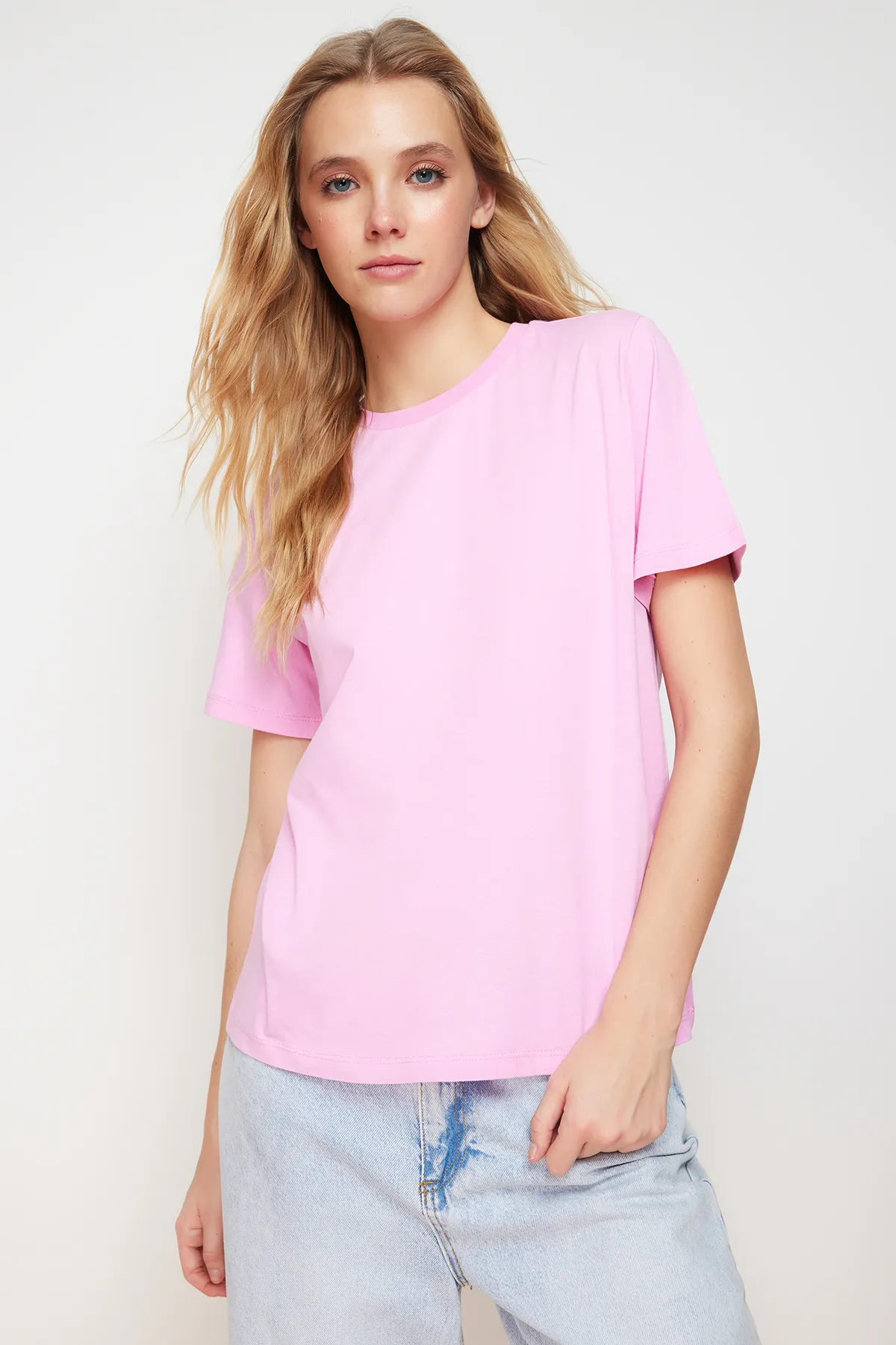 Trendyol Collection  Rosafarbenes Basic-Strick-T-Shirt mit Rundhalsausschnitt aus 100 % Baumwolle TWOSS23TS00000