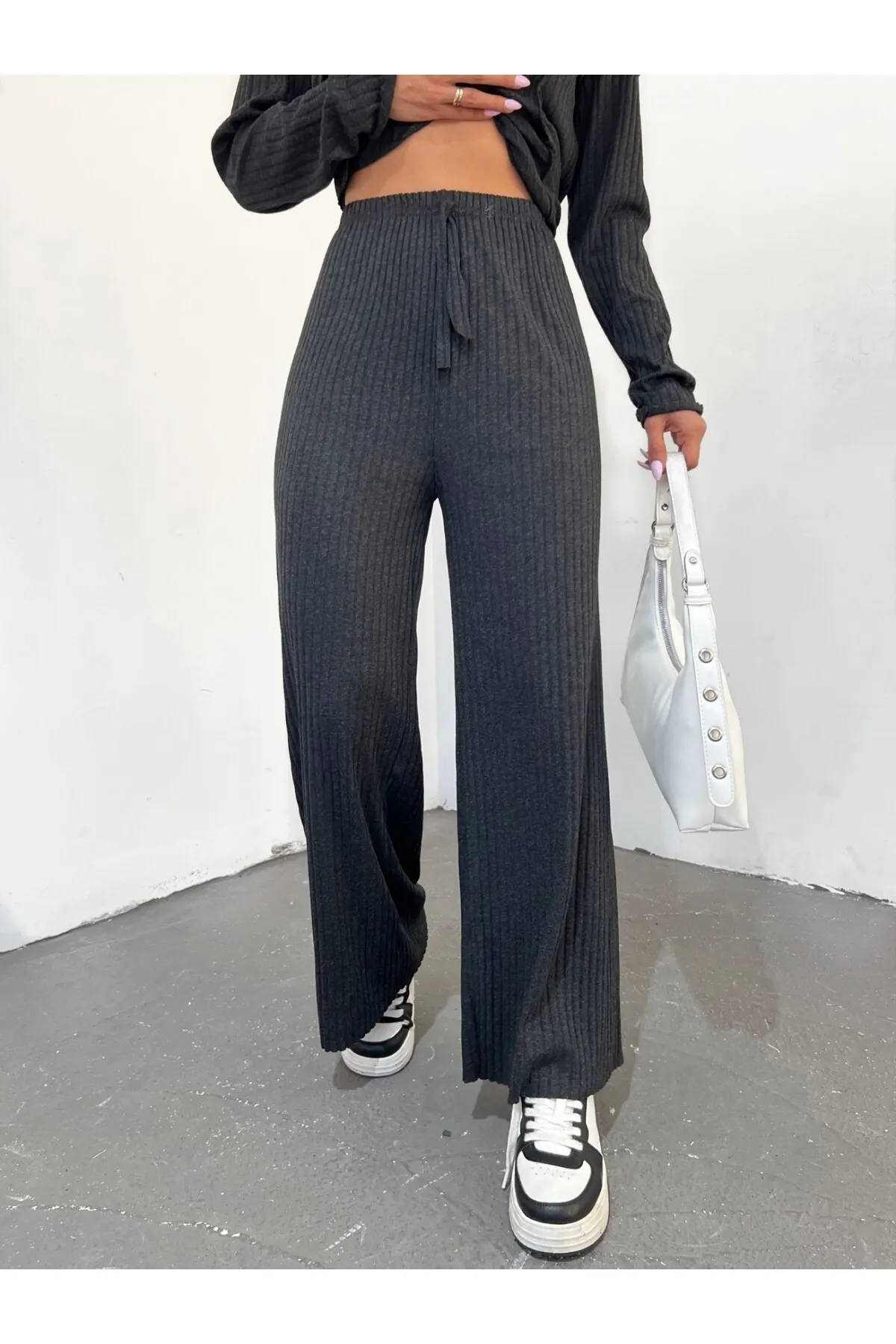 Modamorfo  Lockere, gerippte Hose mit Spitzendetail