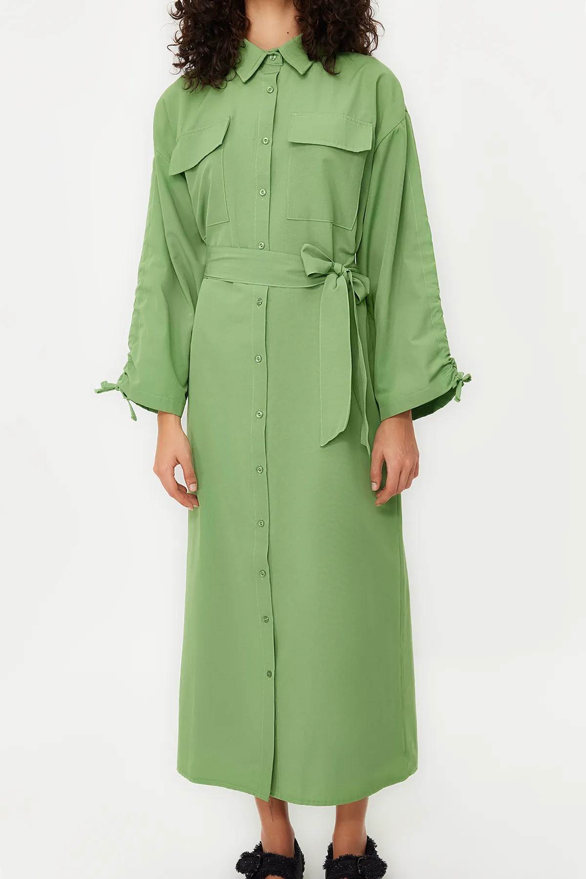 Trendyol Modest  Khakifarbenes, verstellbares, detailliertes Hemdkleid aus Baumwollgewebe mit Gürtelärmeln TCTSS23EB00365