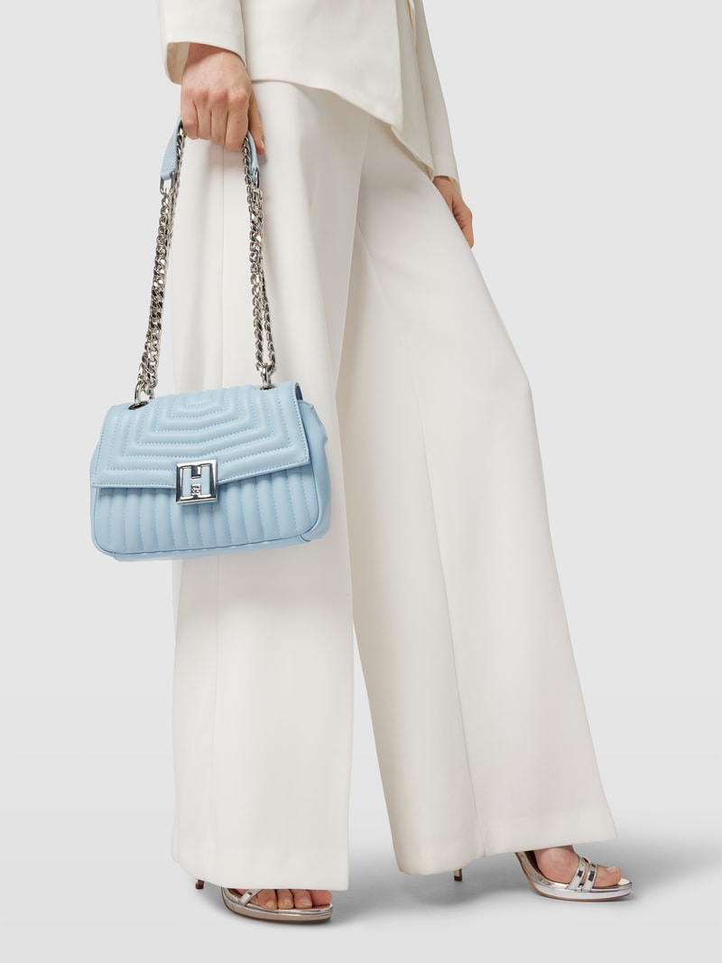 Umhängetasche mit Label-Detail Modell 'Jodie' in hellblau