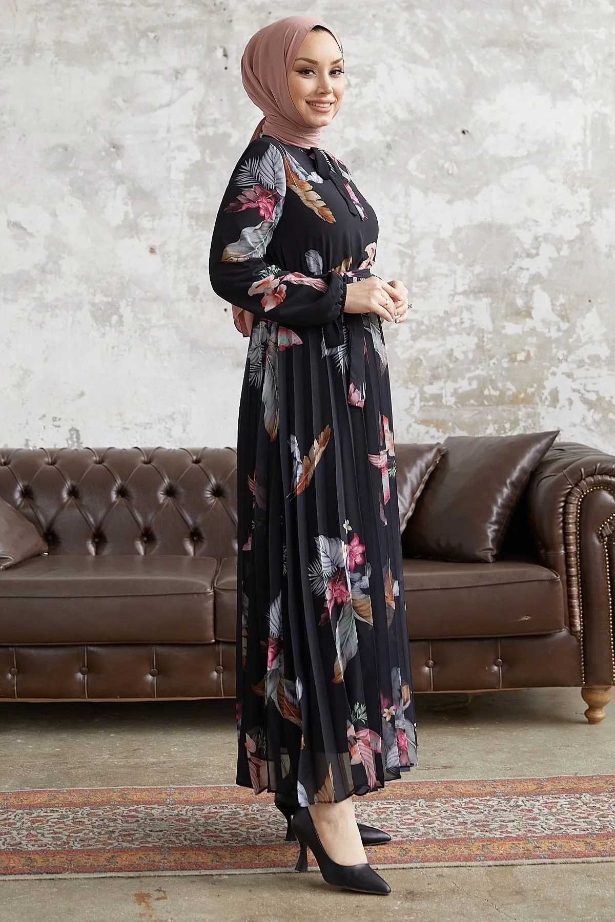 InStyle  Ares Chiffonkleid mit Federmuster – Schwarz