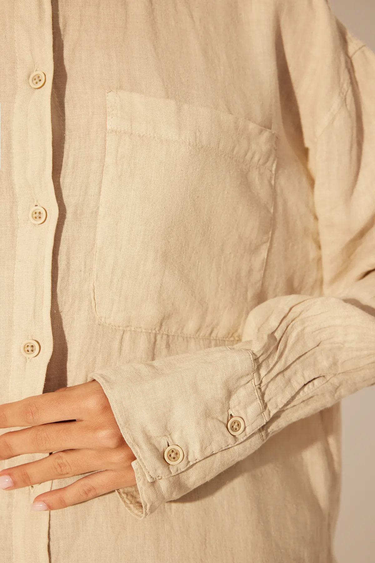 Trendyol Collection  Beigefarbenes Oversize-Hemd aus 100 % Leinen TWOSS23GO00443