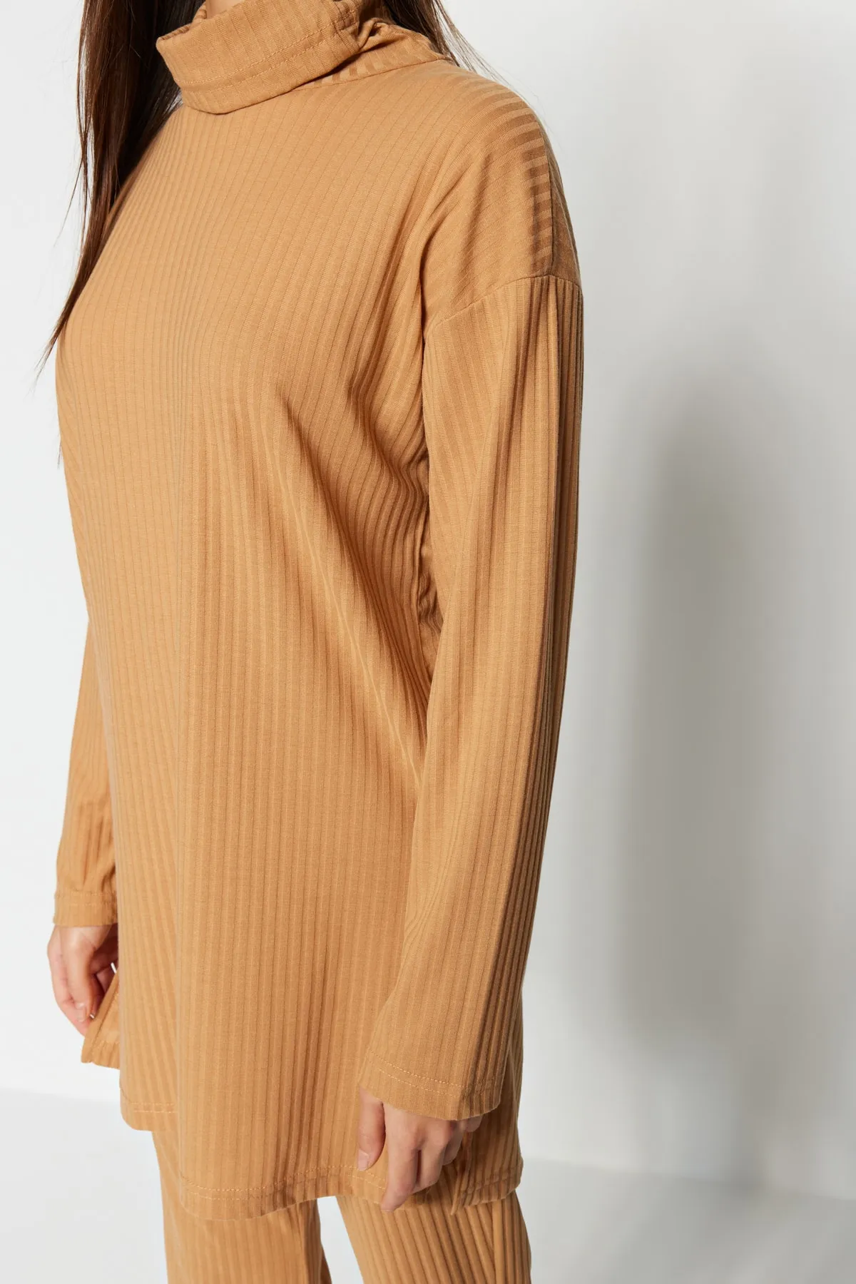 Trendyol Modest  Kamelfarbenes Strickset aus Tunika und Hose mit Rollkragen TCTAW23US00126