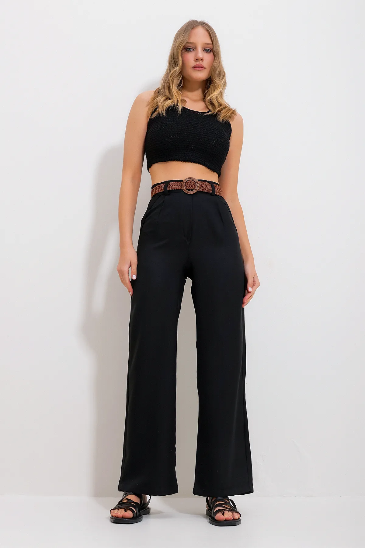 Trend Alaçatı Stili  Schwarze Webhose für Damen mit hohem Bund, seitlichem verstecktem Reißverschluss und Gürtel ALC-X11881