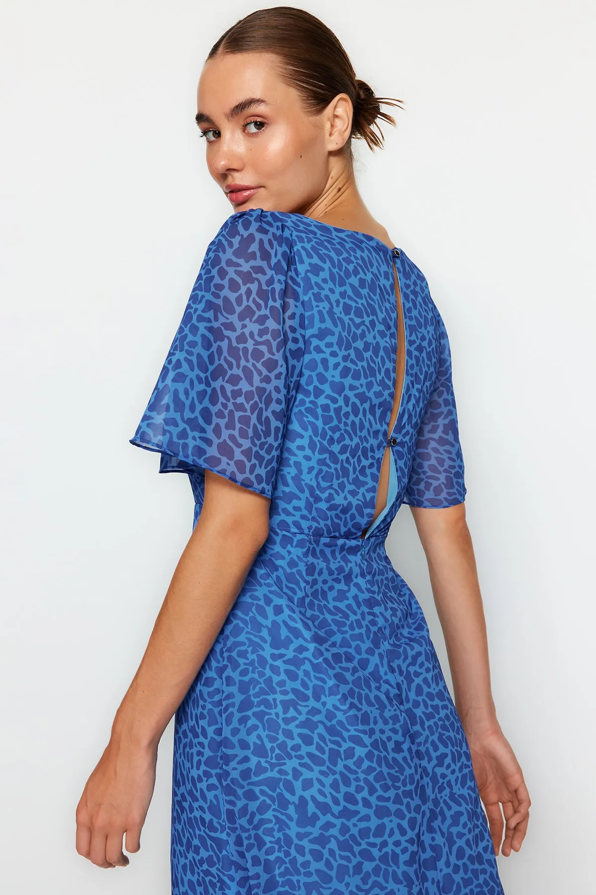 Trendyol Collection  Marineblaues Chiffon-Midikleid in A-Linie/Glockenform mit Engelsärmeln, gefüttert TWOSS23EL01372