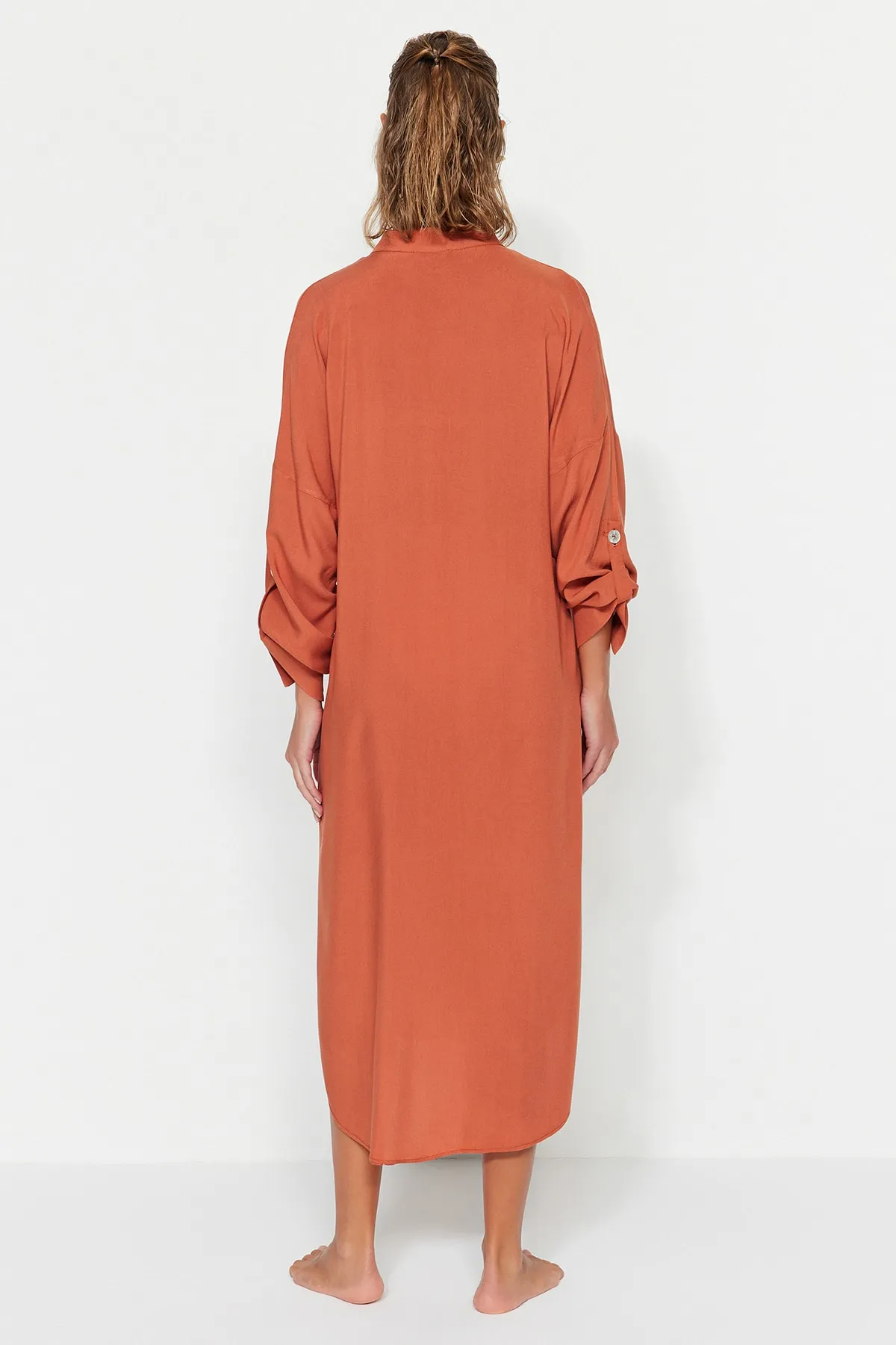 Trendyol Collection  Braunes Midi-Strandkleid aus Webstoff TBESS21EL3318