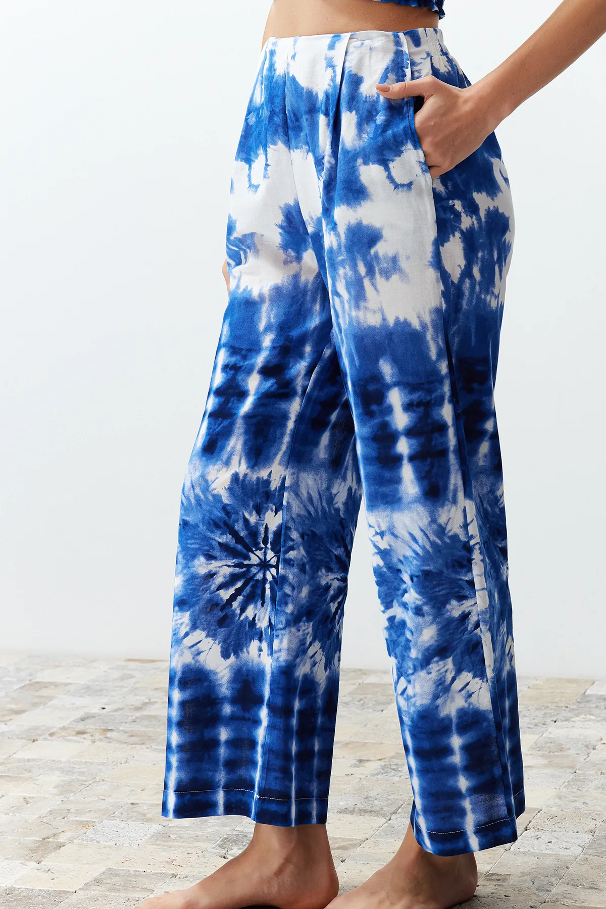 Trendyol Collection  Ethnisch gemustertes, gewebtes Blusen- und Hosenset aus 100 % Baumwolle TBESS24AU00013