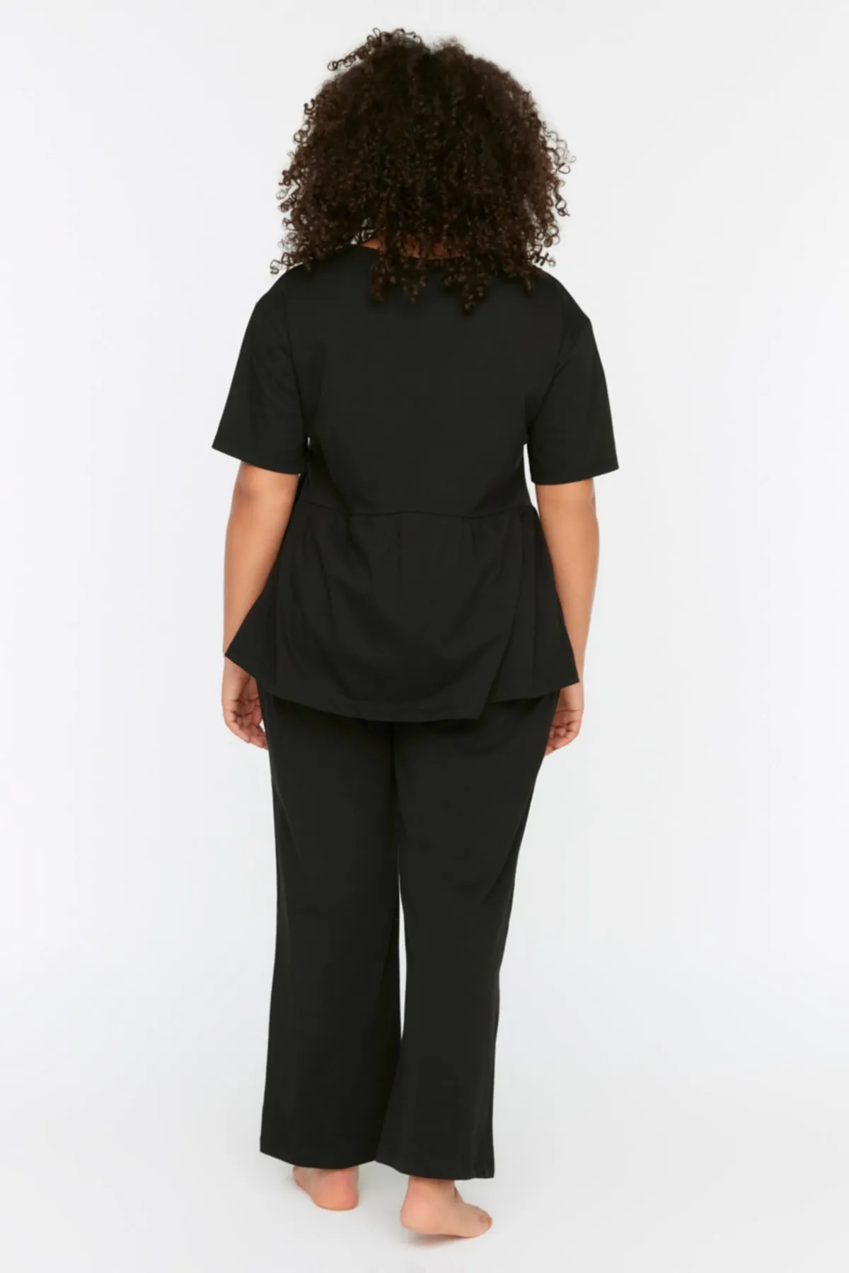 Trendyol Curve  Schwarzes gestricktes Pyjama-Set mit V-Ausschnitt TBBSS22PT0566